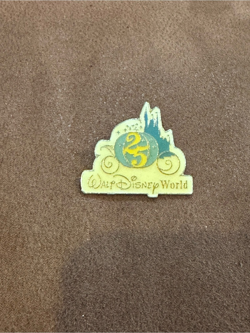 Vintage 1996 Walt Disney World 25th Anniversary Cinderella Coach & Castle Pin